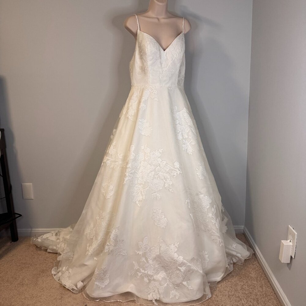 Jacquelin Exclusive Ivory Wedding Dress - Size 12
